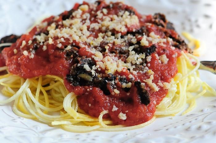 Cыроедческие спагетти с томатным соусом