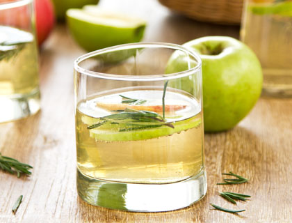 Сладкий яблочно-травяной напиток