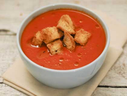 krem sup s suharikami i pomidorami