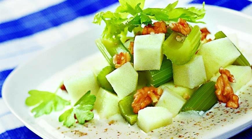 Фруктово-овощной салат с грецким орехом
